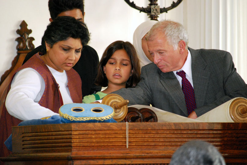 Temple Concord - Rabbi Sheldon pointing to the Torah scroll