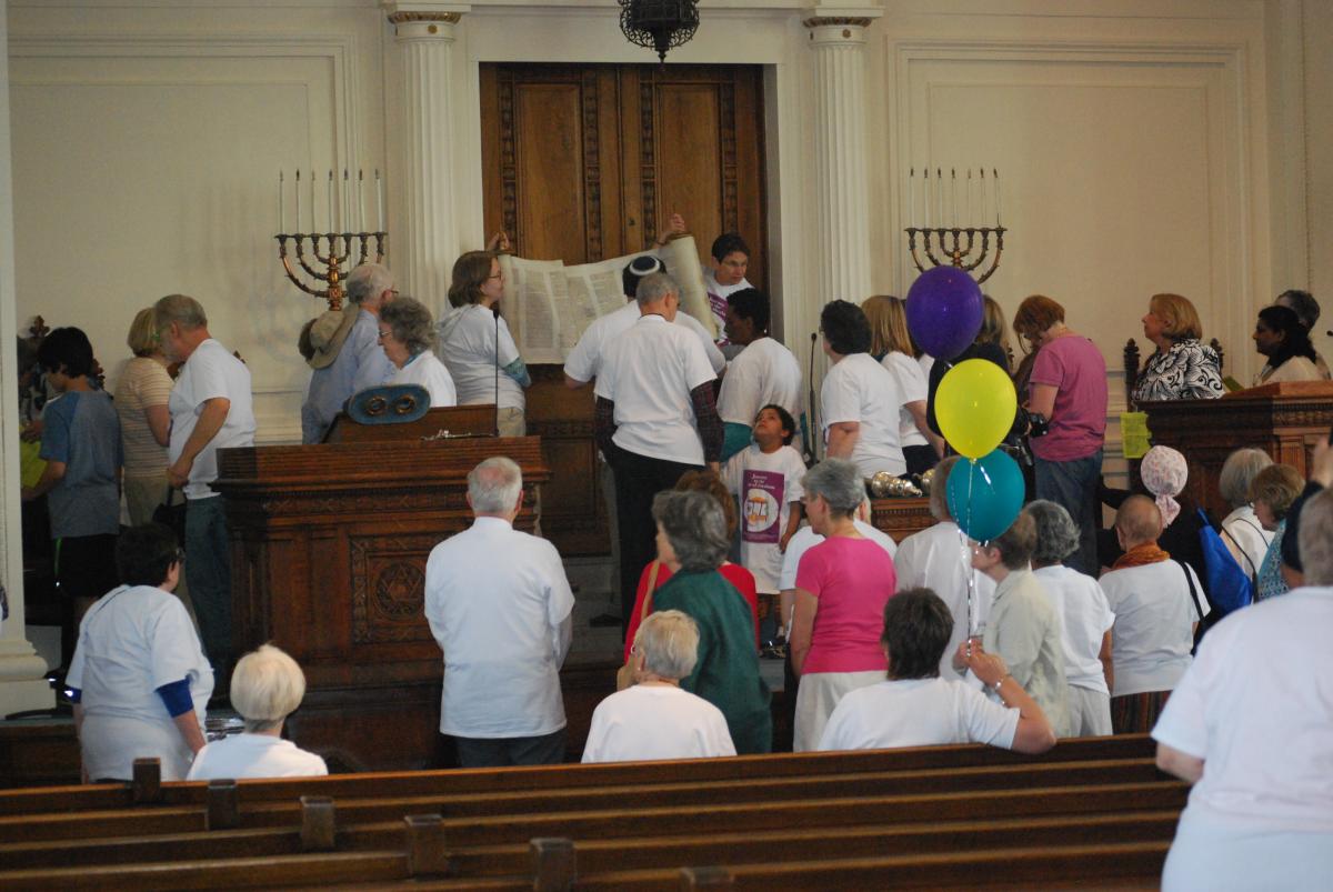 Temple Concord - Women holding a Torah scroll
